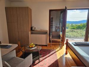 Khu vực ghế ngồi tại IGOR ROOMS