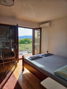 Cảnh núi rừng hoặc tầm nhìn ra núi từ nhà khách