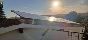 Un reflejo de un ala en la parte superior de un edificio. en Tu Lugar en Capilla Del Monte, en Capilla del Monte 2 fotos más