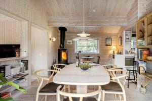 Kuchyň nebo kuchyňský kout v ubytování BL1121-Saltum-Daadyrvej-7