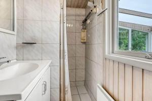 un bagno bianco con lavandino e doccia di C11425-Skjern-Klitrosevej-15 a Halby Altre 26 foto