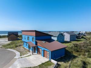 una fila di case su una collina vicino all'oceano di Brand-New Beach Retreat Hot Tub Sleeps 13 a Westport