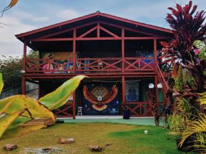 a building with a mural on the front of it at Casa da Sorte - campo, montanha, natureza e caminho da praia in Santo Amaro da Imperatriz