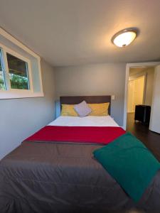 una camera da letto con un letto grande in una stanza di Sunlit Ballard Home Close to Golden Garden a Seattle