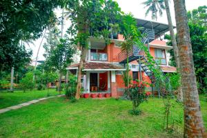 une maison avec un escalier en colimaçon dans une cour dans l'établissement Doctors Ayurveda Heritage, à Varkala