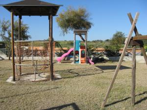 un parco con parco giochi e altalena di Le Tre Rose Mare a Capo Rizzuto