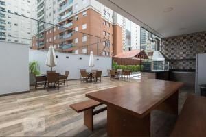 a room with a table and chairs and buildings at Flat Novo2 - Café, Ar, Estac e Internet in Barueri