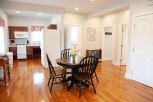 Η κουζίνα ή μικρή κουζίνα στο Rose Hill Cottage Lake Views & Mansion Grounds