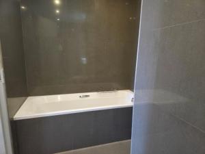 Koupelna v ubytování Kathu Hotel + 9 fotografií