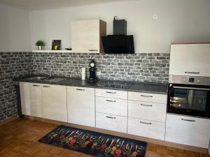 Η κουζίνα ή μικρή κουζίνα στο Ferienwohnung Nelly +2 φωτογραφίες