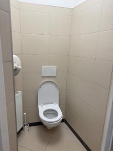 - une petite salle de bains avec des toilettes avec un couvercle dans l'établissement Urban SPA Loft, à Golčŭv Jeníkov