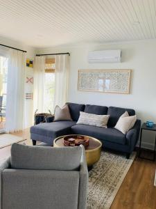 Posezení v ubytování Waters Edge Lakefront with Kayaks Fire Pit and Dock