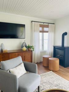 TV a/nebo společenská místnost v ubytování Waters Edge Lakefront with Kayaks Fire Pit and Dock