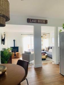 Postel nebo postele na pokoji v ubytování Waters Edge Lakefront with Kayaks Fire Pit and Dock