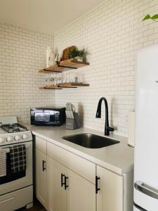 Kuchyň nebo kuchyňský kout v ubytování Waters Edge Lakefront with Kayaks Fire Pit and Dock + 20 fotografií