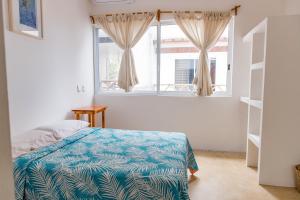 un dormitorio con una cama y una ventana en Spacious 6 AC Bedrooms Ocean View House up to 16 Guests 7 min walking from Puerto Escondido Best Beaches Playa Coral Bacocho y Carrizalillo, en Puerto Escondido