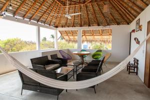 una hamaca en la sala de estar de una villa en Spacious 6 AC Bedrooms Ocean View House up to 16 Guests 7 min walking from Puerto Escondido Best Beaches Playa Coral Bacocho y Carrizalillo, en Puerto Escondido