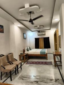 Μια τηλεόραση ή/και κέντρο ψυχαγωγίας στο hotel maya jaisalmer +15 φωτογραφίες