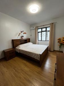 Un dormitorio con una cama y una ventana grande. en The Perfect Home for a Family Getaway!, en Souillac