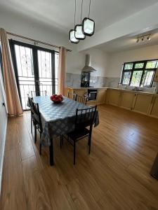 Una cocina y un comedor con mesa y sillas. en The Perfect Home for a Family Getaway!, en Souillac