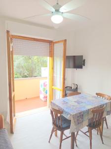 a dining room with a table and chairs and a window at ROSA BLU House in Pisa