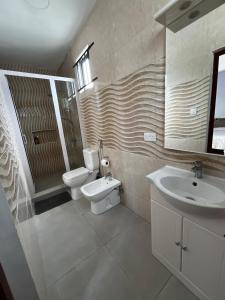 un baño con inodoro y lavabo en The Perfect Home for a Family Getaway!, en Souillac