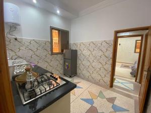 a kitchen with a stove and a counter top at Résidence Tfraoute in Tafraout