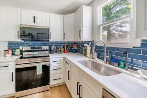 Кухня или мини-кухня в Relax and Explore - Knoxville Stay with Hot Tub and Grill
