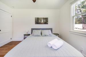 Кровать или кровати в номере Relax and Explore - Knoxville Stay with Hot Tub and Grill
