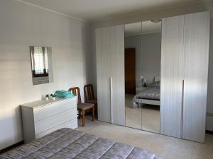 a bedroom with a bed and a dresser with a mirror at Appartamento indipendente Maranello vicino Ferrari in Maranello