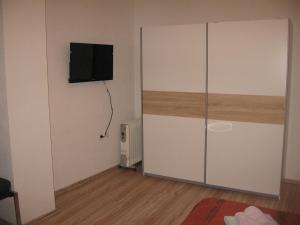 TV a/nebo společenská místnost v ubytování Apartments Alen