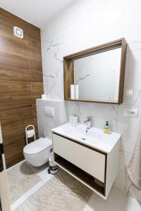 Ένα μπάνιο στο Infinit Luxury Apartment +35 φωτογραφίες