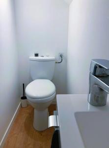 ランスにあるAix - Cocon élégantのトイレと洗面台を備えた白いバスルーム