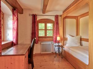 une chambre avec un lit, un bureau et une fenêtre dans l'établissement Historisches Bauernhaus mit Show-Küche & Kamin, à Fürstenzell 37 autres photos