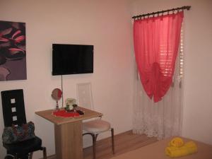 TV a/nebo společenská místnost v ubytování Apartments Alen