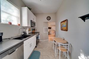 Η κουζίνα ή μικρή κουζίνα στο Walk to Alamodome! Central San Antonio Home