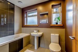 a bathroom with a sink and a toilet and a bath tub at Blue Crab House - Tynemouth in Tynemouth +13 photos