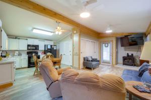 MontezumaにあるMtn Home with Deck and Community Amenities in Newlandのソファとテーブルのあるリビングルームとキッチン +16枚の写真