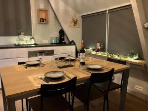 - une table à manger avec des chaises et des verres à vin dans l'établissement Chalet Tournesol Durbuy, à Durbuy