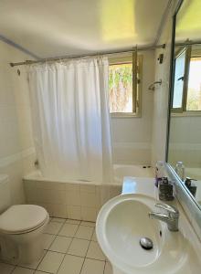 Ένα μπάνιο στο Harbour Haven 2 BR Gem steps fm sand and shops