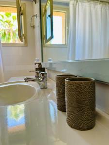 Ένα μπάνιο στο Harbour Haven 2 BR Gem steps fm sand and shops