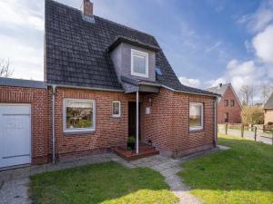 加尔丁Ferienhaus in Garding的黑色屋顶砖屋