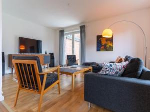 加尔丁Ferienhaus in Garding的客厅里有一张沙发和一张桌子。