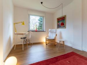 加尔丁Ferienhaus in Garding的带桌椅和窗户的客厅