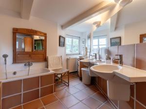 Un baño con bañera, lavabo y bañera. en charmante Ferienwohnung am Hafen, en Tönning 43 fotos más