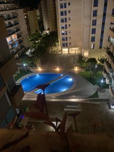 カーラ・デ・フィネストラットにあるApartamento Alcotanの夜間のスイミングプールの景色