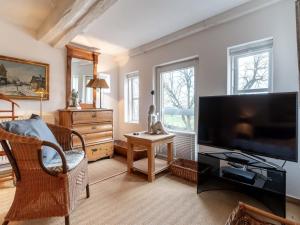 Una sala de estar con un televisor de pantalla plana grande. en charmante Ferienwohnung am Hafen, en Tönning