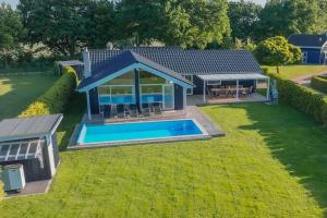 an overhead view of a house with a swimming pool at Ferienhaus mit Pool und Sauna am Duemmer See in Dümmer