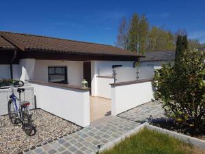 una bicicleta estacionada frente a una casa en Bungalow by the Baltic Sea with Parking, en Hohenkirchen