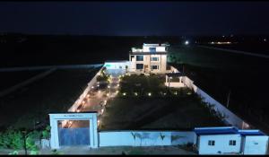 una vista aérea de una casa por la noche en Rs cinema villa, en Moinabad
